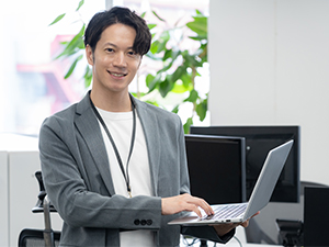 鈴木マーク株式会社 工業用シールやステッカーの資材・外注管理／週休2日／転勤なし