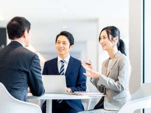 株式会社スラッグ 営業／月給28万円～／土日祝休み／賞与年2回／柔軟な勤務時間