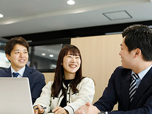 株式会社神戸物産【プライム市場】 採用担当（中途・新卒）／学歴不問／転勤なし／土日休み