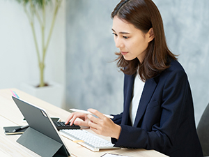 株式会社ロッテ免税店KANSAI(アジア最大級ロッテ免税店のグループ会社) 経理財務／残業少なめ／年休125日／経験を活かせる／関空勤務