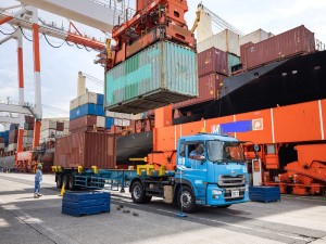 株式会社山九海陸(山九グループ) ターミナル運搬スタッフ／経験不問／賞与年3回／年休117日