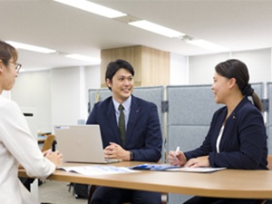 株式会社リエイライフ(株式会社リエイグループ) 食と住を支える営業職／残業20h未満／土日祝休／年休120日