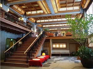 湯田中温泉よろづや　（株式会社萬屋傳蔵） 旅館の館内スタッフ（フロント・予約受付・レストランホール）