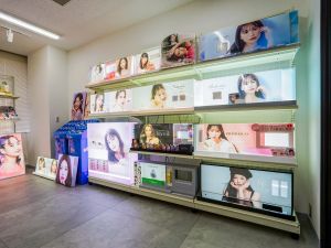 マーケットクリエイティブ株式会社 グラフィックデザイナー／年間休日124日／月給33万円～