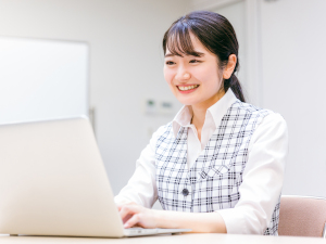 ナニワ鏡工業株式会社 事務スタッフ／未経験可／年休126日／残業少なめ／賞与年2回