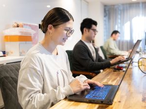 株式会社セイムホールディングス マーケティングデザイナー／年休130日以上／残業月10h程度