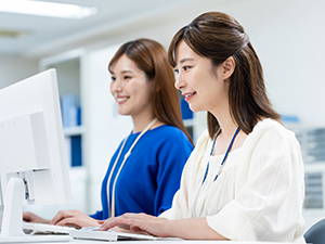 株式会社マナ 調味料メーカーの事務／年休121日／土日祝休み／残業ほぼなし