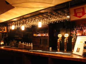 有限会社スリーハンドレッドバー 再成長を牽引する副店長／銀座スタンディングバー／月収50万円