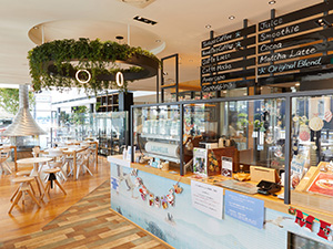 株式会社シュテルン品川 カフェスタッフ／年休125日／賞与年3回／長期連休あり