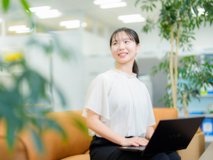 シースター株式会社 SNSマーケティング／月給30万円～／賞年2回／年休125日
