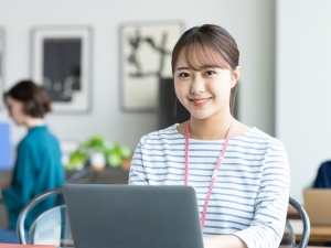 ジェーエルコーポレーション株式会社 残業ゼロの貿易事務／未経験歓迎／年休124日／土日祝休み