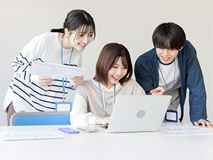 ニューウェイジャパン株式会社 雑貨メーカーの企画営業／原則定時退社／年休120日以上