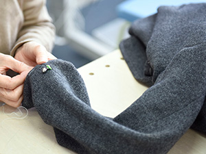 リフォームスタジオ株式会社（『マジックミシン』など）(イオングループ) 加工センター（洋服・靴・バッグお直し）の統括／年休121日