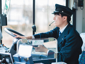 三重交通株式会社(三重交通グループホールディングス) バス運転士／未経験歓迎／寮費1年無料／転職支援金最大70万円