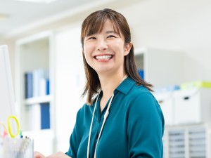 株式会社安永 東証上場企業の経理／年休121日／寮・社宅有／月給28万円～