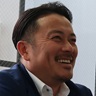 代表　阿部