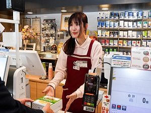 西日本高速道路リテール株式会社(NEXCO西日本グループ) パーキングエリアの店舗スタッフ／未経験歓迎／月9日休み
