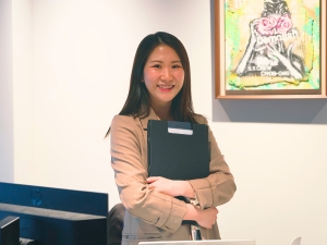 株式会社ブッシュクロフィード 総務職／年休125日／月給30万円／新Office／土日祝休