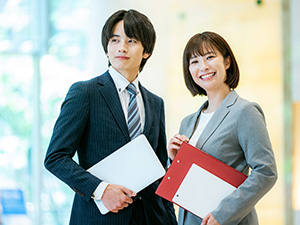 株式会社ユニシス 人事（採用・労務など）／年休126日／食事補助・住宅手当あり