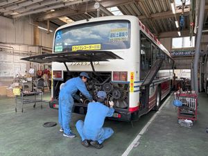 関東バス株式会社 バスの整備スタッフ／17時半退社／年収470万円～／手当充実