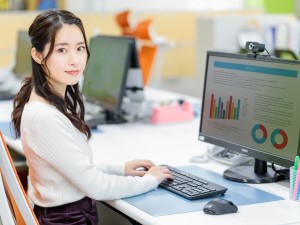 エルガーホールディングス合同会社 総務／業界未経験歓迎／年休124日／月給30万円／賞与年2回