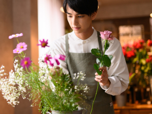 株式会社加納 フラワーデザイナー／賞与年3回（5カ月分）／土日休／残業5h