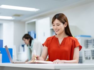 学校法人２１世紀アカデメイア 学校事務／未経験OK／年休121日／土日祝休み／基本定時退社