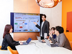株式会社トゥーエイト 広告会社のプロモーション担当／年休125日／時差出勤可／駅近