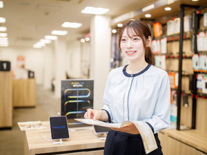 株式会社アクセスブリッジ auショップでの受付・提案業務／経験者月給26.5万円～
