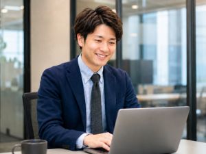 株式会社エンパワー DX企画／月給50万円～／賞与年2回／残業ほぼなし／土日休