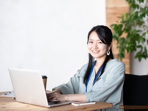 横山産業株式会社 営業事務／未経験歓迎／残業少なめ／賞与4.5カ月分／学歴不問