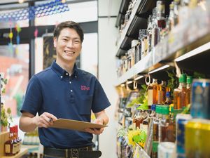 株式会社カクヤス(ひとまいるグループ) 店舗スタッフ／未経験歓迎／月給30万円～／年休120日