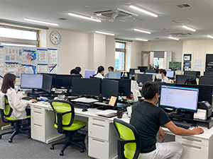 株式会社ナリコマフード 一般事務／年休120日／月10日休み／残業少／業績右肩上がり