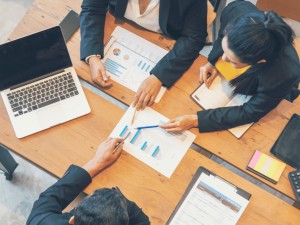 株式会社ａｆｆｌｕｅｎｔ 営業／在宅勤務可／年休120日／月給30万円～／定着率95％
