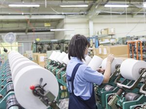 小酒井繊維工業株式会社 自動車部品用などの繊維の加工製造／未経験歓迎／年休120日