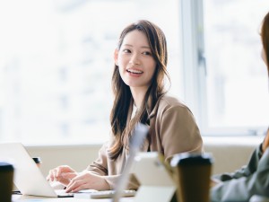 エルガーホールディングス合同会社 財務／月給50万円以上／原則残業禁止／土日祝休／年休124日