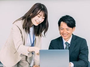 タジマサービス株式会社 経理総務／プライム上場グループ／残業月8時間程度／土日祝休み