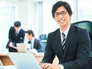 明鏡管理サービス株式会社(グループ会社／キュービクルメンテ協会) 管理部門の事務／土日祝休／転勤なし／20～30代男性活躍中