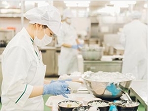 富士産業株式会社 給食調理スタッフ／賞与年2回／寮や社宅など福利厚生も充実！