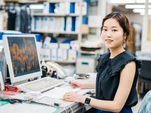 株式会社ローブ アパレルメーカーの事務スタッフ／未経験歓迎／賞与年2回支給