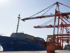 丸新港運株式会社 港湾荷役スタッフ／未経験歓迎／資格支援制度あり