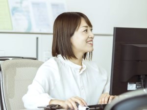 兼松アドバンスド・マテリアルズ株式会社 営業事務／未経験可／年休125日／土日祝休み／駅チカ