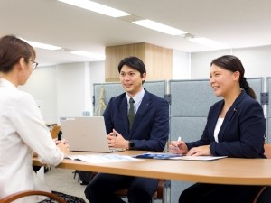 株式会社リエイ 介護施設の反響営業／土日祝休／残業月平均8h／月給30万円～
