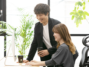 オールイン株式会社 事務／昇給2回／フレックス／年休125日／リモート相談可