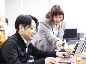 株式会社ヒューマンウェイブ サービスエンジニア／未経験歓迎／賞与4.1カ月分／フレックス