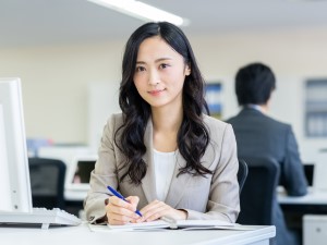日本ワイドクロス株式会社 未経験歓迎／総務・経理業務／年休122日／残業少め／転勤なし