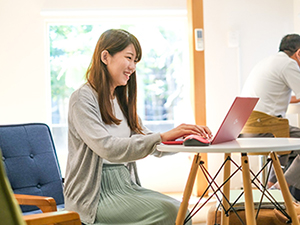 西日本国際人材センター株式会社 事務／賞与6カ月／年休123日／定時退社／正社員登用実績あり