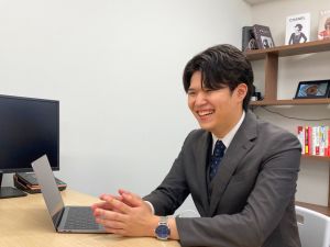 株式会社フォリネス SNS広告営業／月給30～80万円／賞与年2回／残業月20h