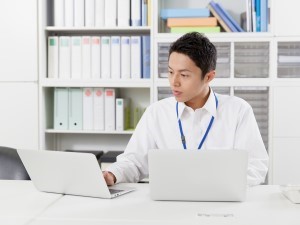 石塚物流サービス株式会社 事務・管理スタッフ／未経験歓迎／毎年昇給／賞与平均4ヵ月分