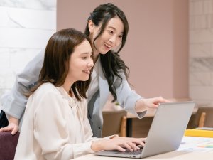 株式会社ヴィワンアークス 事務系総合職／定時退社／土日祝休／年休125日／ランチ代補助